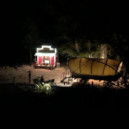 Cozy Wild West Covered Wagon Next To River Грант-Пасс Экстерьер фото