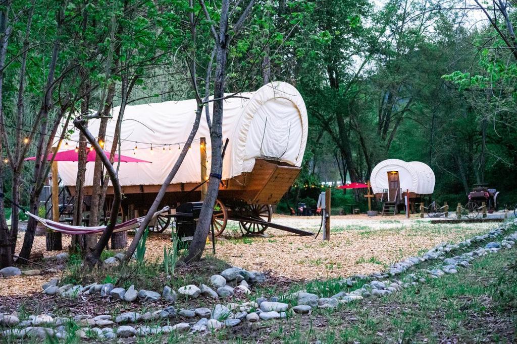 Cozy Wild West Covered Wagon Next To River Грант-Пасс Экстерьер фото