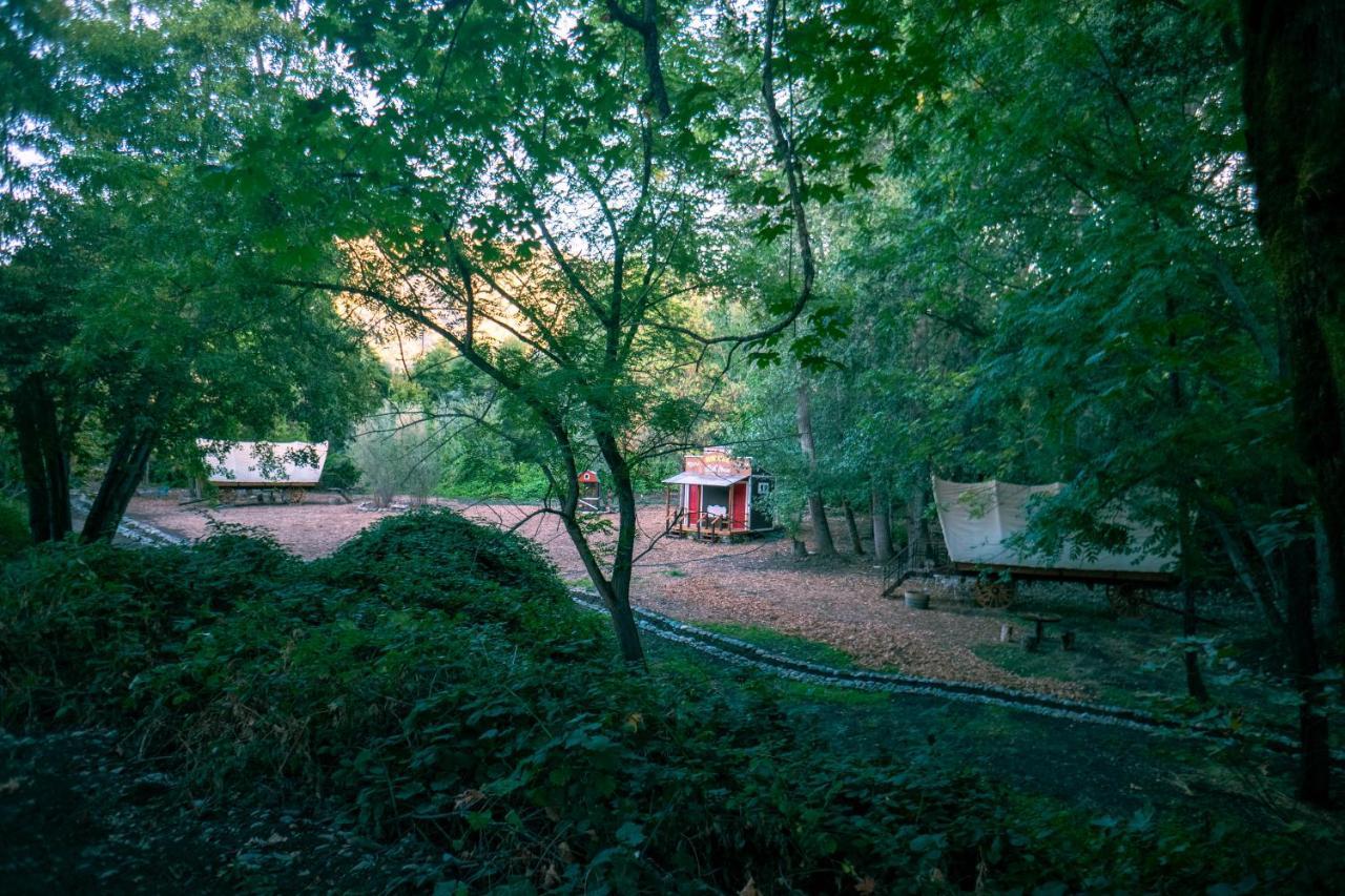 Cozy Wild West Covered Wagon Next To River Грант-Пасс Экстерьер фото