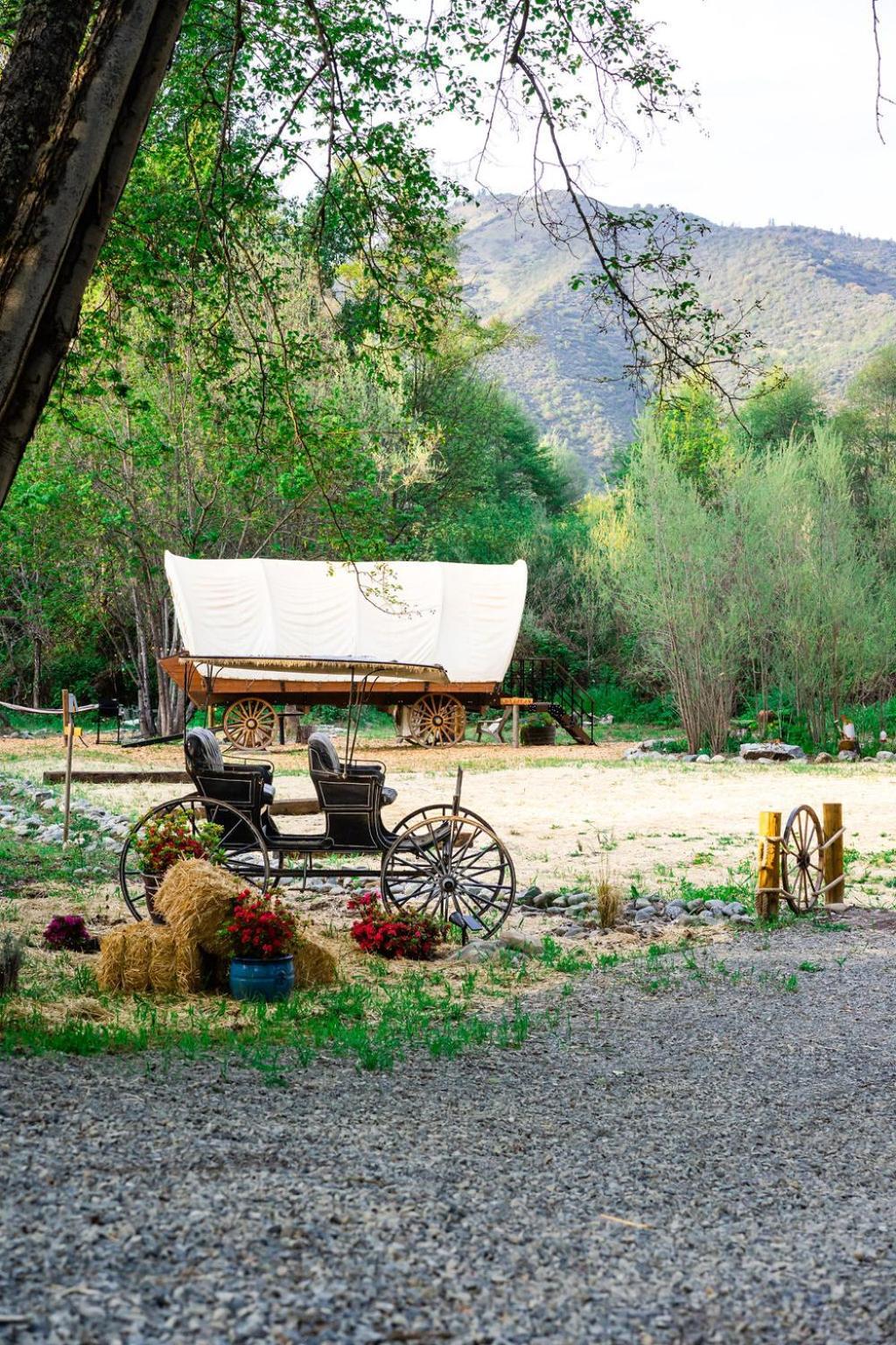 Cozy Wild West Covered Wagon Next To River Грант-Пасс Экстерьер фото