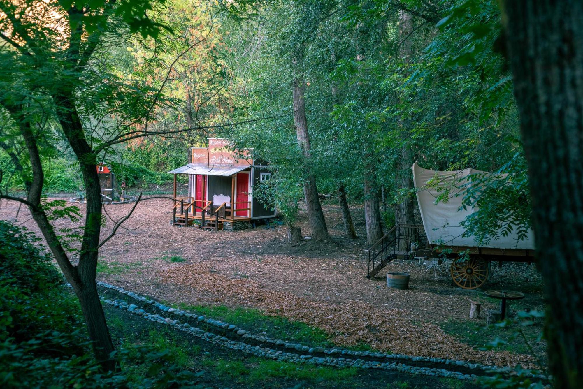 Cozy Wild West Covered Wagon Next To River Грант-Пасс Экстерьер фото